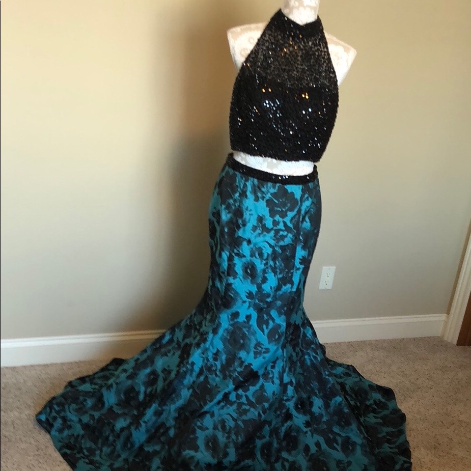 Sheri Hill Two Piece Mermaid Skirt Dress. Beaded Top. Size 12 50674